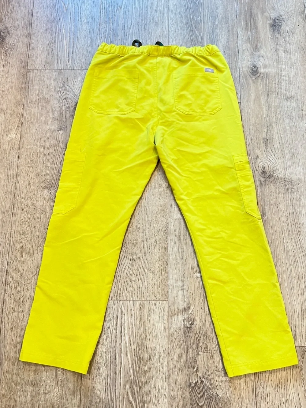 FIGS Men Small Short Cairo Cargo Scrub Pants Neon Yellow TM3001S medical uniform